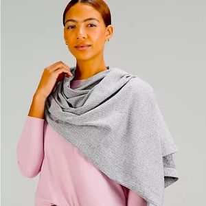 NWT Lululemon Customizable Snap Scarf 
Rulu